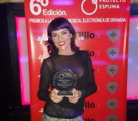 Marien Novi recibe el premio a la Mejor Deejay del año
