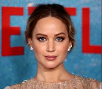 Embarazo en la alfombra Roja: Jennifer Lawrence muestra su embarazo en el estreno de su nueva película,’No mires arriba’