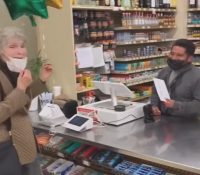 Una anciana compartió el premio de la lotería con  el cajero de la tienda que le vendió el billete