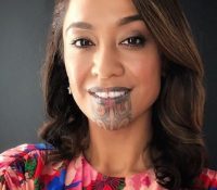 Oriini Kaipara: La primera presentadora de televisión con un tatuaje maorí en la cara