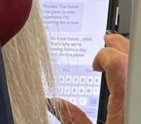 Una pasajera de un vuelo con covid pillada por un mensaje de texto