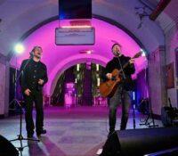 Bono y The Edge, líderes de U2, dan un concierto sorpresa en el metro de Ucrania
