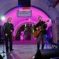 Bono y The Edge, líderes de U2, dan un concierto sorpresa en el metro de Ucrania