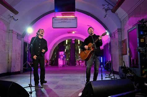 Bono y The Edge, líderes de U2, dan un concierto sorpresa en el metro de Ucrania