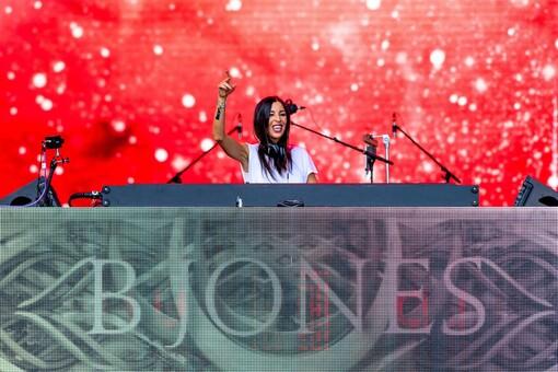 B Jones lanza su propio sello discográfico e inicia la mayor gira de festivales de su carrera 