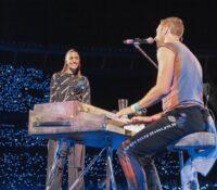 Tini actuó por sorpresa en el concierto de Coldplay