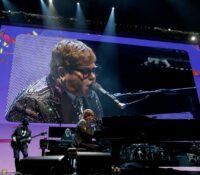 El gran Elton John realiza su último concierto en EEUU