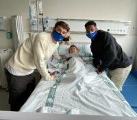 Los jugadores del Barça visitan a los niños hospitalizados
