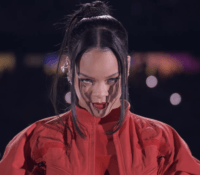 Rihanna sorprende en el Half-Time Show de la Super Bowl