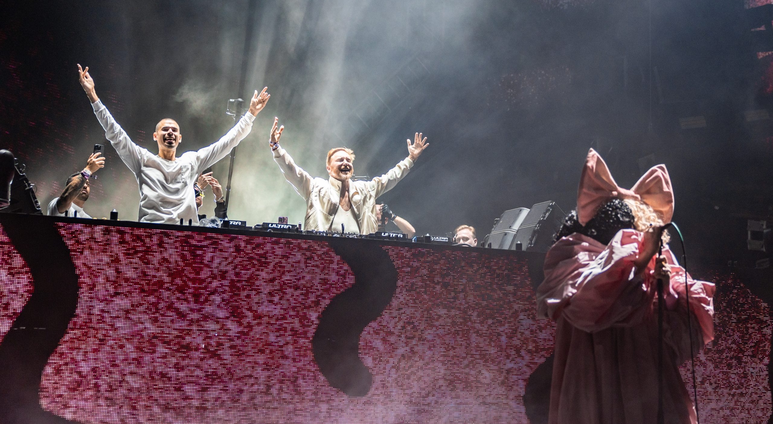 Sia, David Guetta y Afrojack interpretan ‘Titanium’ 14 años después