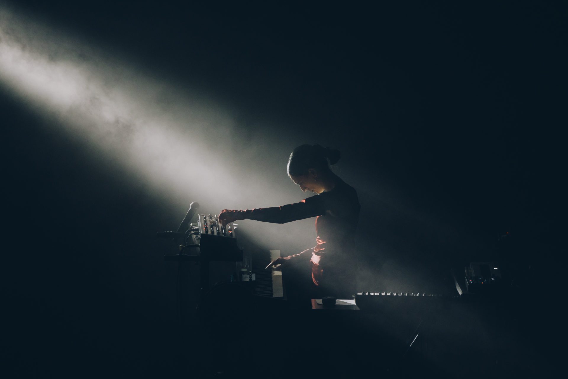 ‘Figura’: el espectáculo de música electrónica que une sonido y luz en Teatros del Canal